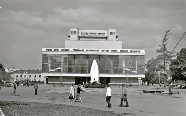 Пам’ятник Лесі Українці перед драмтеатром, 1977 рік