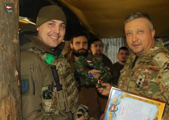 Командир 14-ї ОМБр на передовій вручив бійцям і бійчиням нагороди та подарунки (фото)