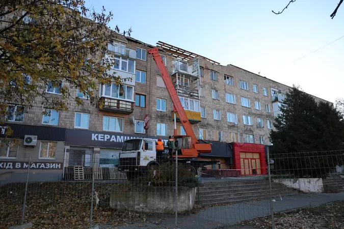 У Луцьку почали ремонт пошкодженого ворожим дроном будинку (фото)