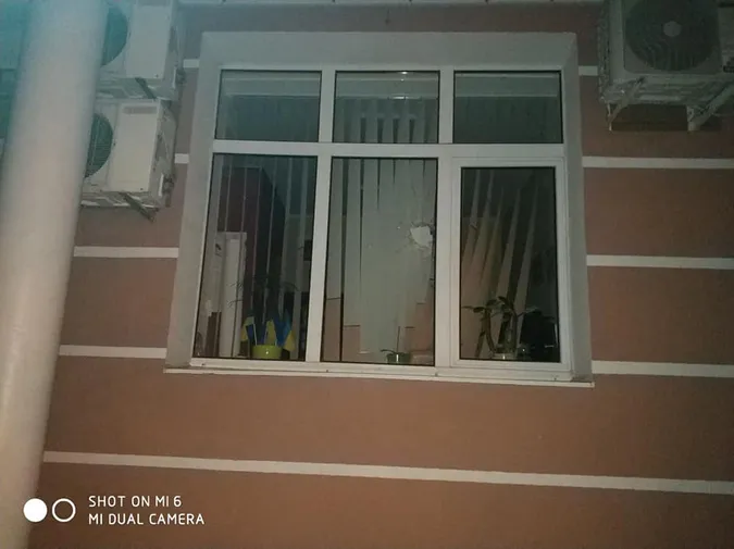 Департаменту мунварти в Луцьку розбили вікна (фото, відео)