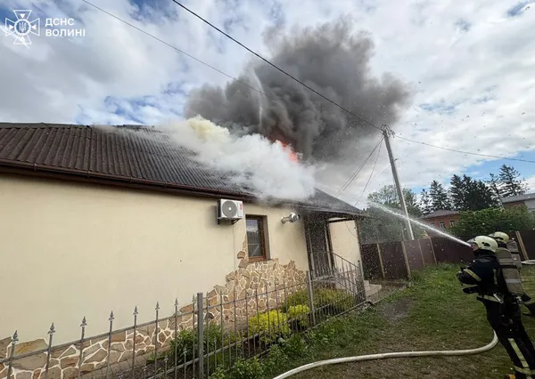 Вигоріло вщент: у Володимирі зайнявся будинок (фото)