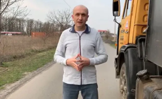 «Планував. Очікували. Виконую!» – луцький депутат повіз пісок на дитмайданчики (відео)