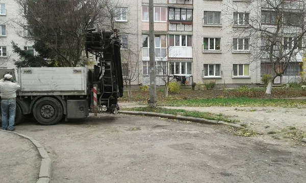 Лучани самостійно встановлюють обмежувачі руху на місці демонтованих (фото)