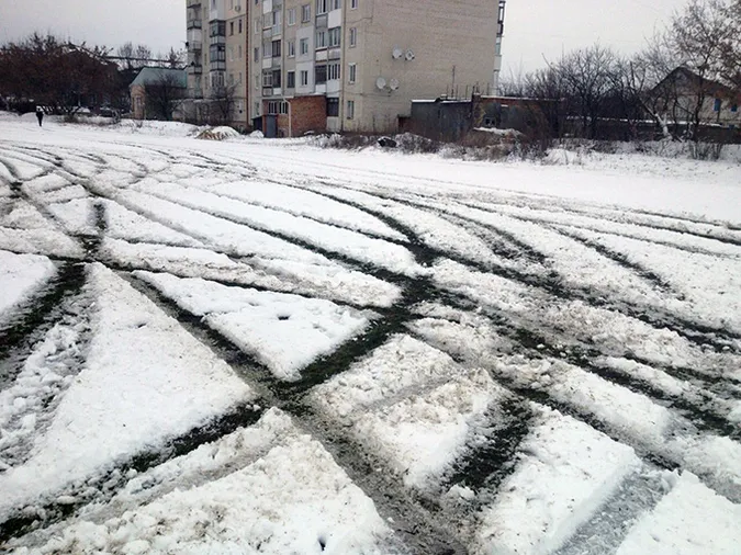 На футбольному полі «Волині» невідомі влаштували автогонки (фото, відео)