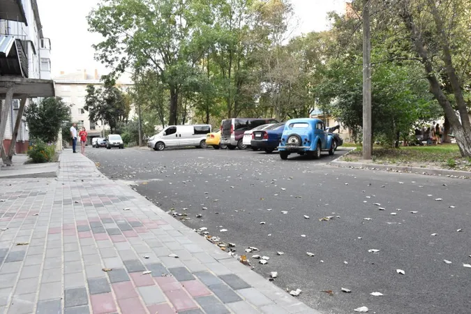 На Львівській закінчили ремонт прибудинкової території (фото)