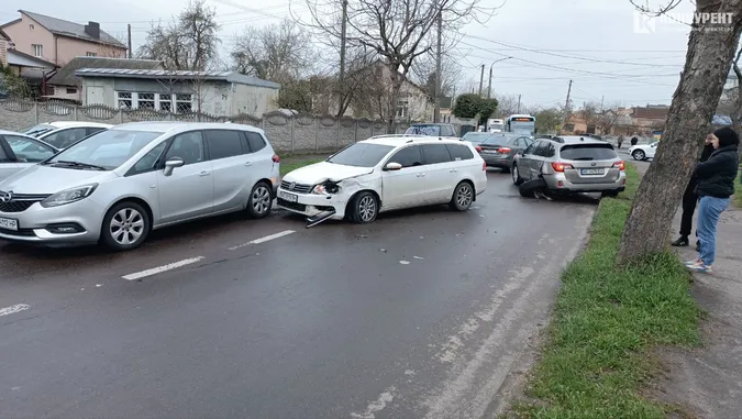 Вирване колесо й уламки на дорозі: у Луцьку – подвійна ДТП (фото)