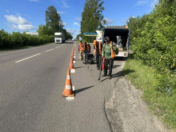 На Волині підлатали тріщини на дорозі до Львівської області (фото)