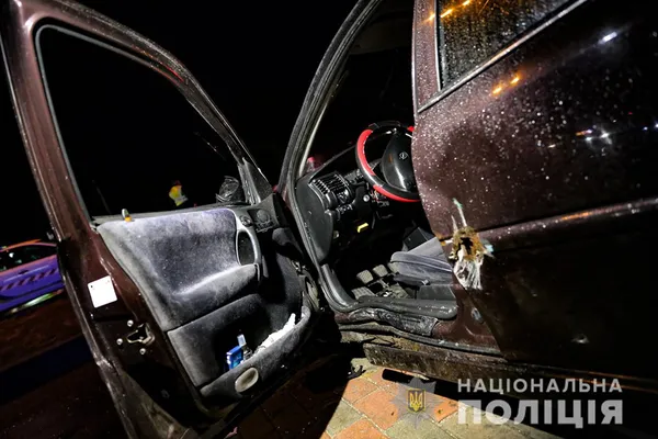 У Броварах поліцейський влетів у зупинку: є жертви (фото)