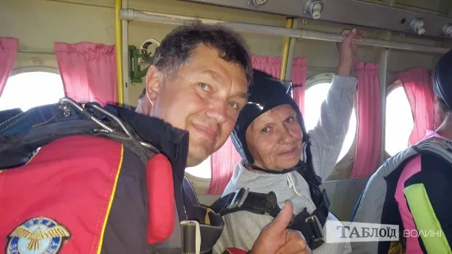 72-річна волинянка стрибнула з парашутом і побила всеукраїнський рекорд (фото)