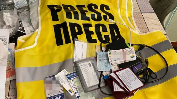Друкував фальшиві журналістські посвідчення: в Києві піймали афериста (відео)