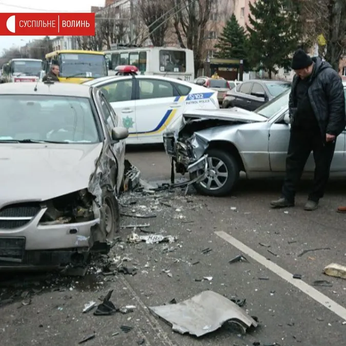 У Луцьку «мерс» в'їхав у таксі: постраждала пасажирка (фото)