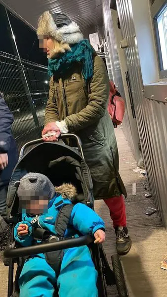В перуці і з дитиною: киянин хотів утекти за кордон за паспортом дружини (фото)