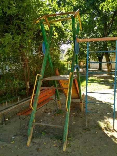 У Луцьку дитмайданчик наче «після війни» (фото)