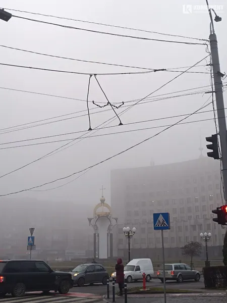 Нічого не видно: Луцьк накрило густим туманом (фото)