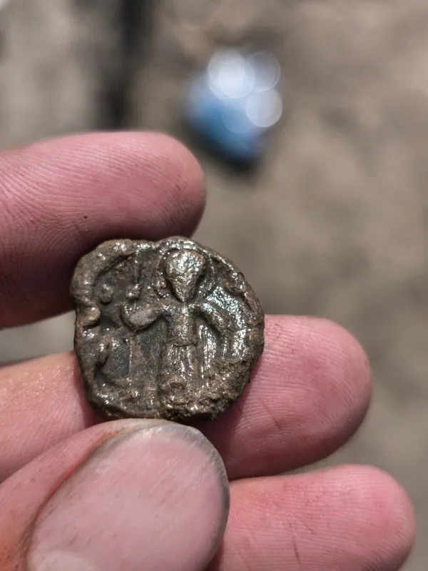 Знахідка року: під підлогою давньої споруди на Волині виявили «Скарб купця» (фото)
