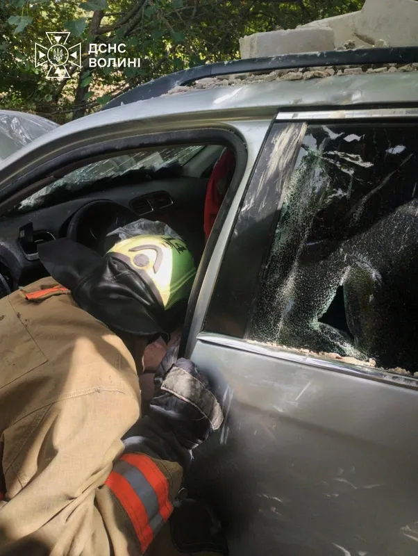 Вирізали з салону: на Ковельщині водійка злетіла вкювет і протаранила будівлю (фото)