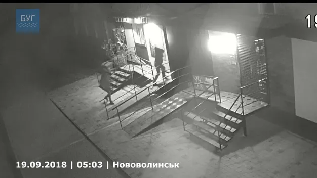 Розбиті вікна і двері: в Нововолинську втретє за тиждень розгромили магазин (фото, відео)