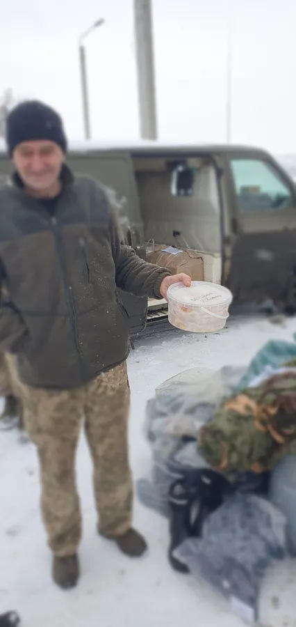 З тризубом і заряджені молитвою: на Волині волонтери печуть хліб для бійців на передовій (фото)
