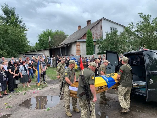 Через більш як три роки назавжди повернувся додому у Ківерці загиблий воїн Віталій Фокін (фото)