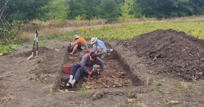 На Тернопільщині на приватному городі знайшли залишки трипільського житла