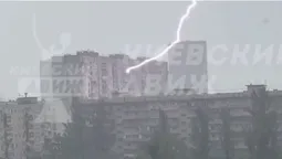 У Києві блискавка вдарила у вікно багатоповерхівки (відео)