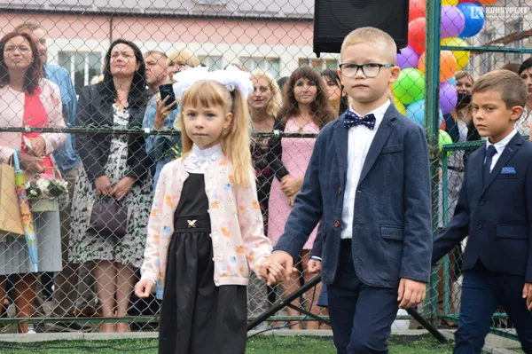Квіти, вітання та першачки: у луцькій школі №9 пролунав перший дзвоник (фото)