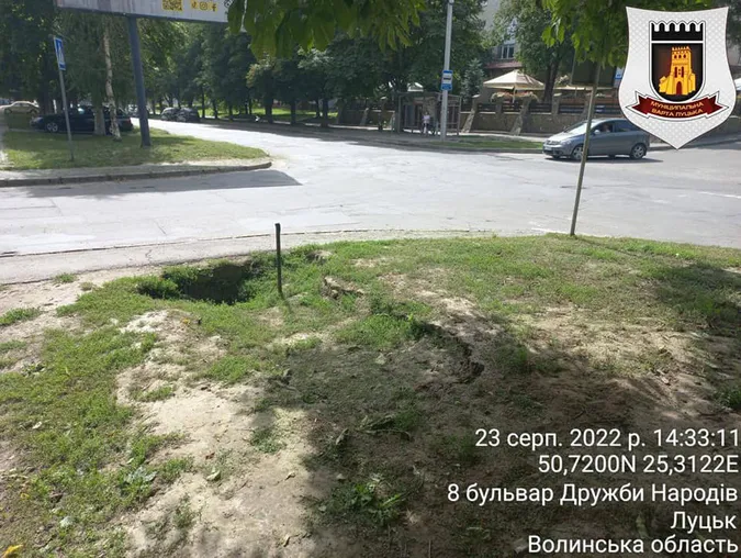 У Луцьку на газоні провалилася земля (фото)