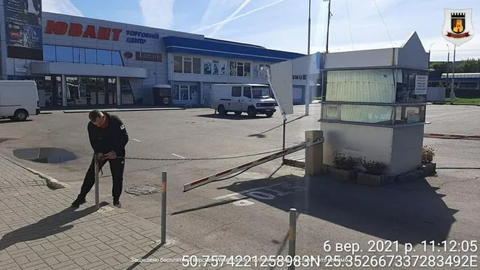 У Луцьку муніципали зрізали шлагбауми біля «Юванту» (фото, відео)
