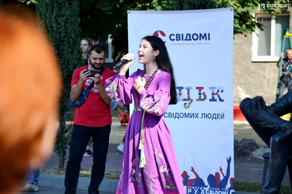 У Луцьку школярі заклали Капсулу часу для майбутніх поколінь (фото)