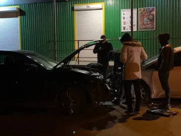 У Луцьку Lexus протаранив припарковані авто (фото, відео)