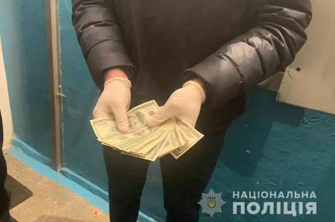 Півтори тисячі доларів за конкурс на перевезення: посадовицю Волинської ОДА затримали на хабарі