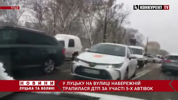 У Луцьку на Набережній – масштабна ДТП, зіткнулися 4 автомобілі. Центр міста паралізувало (фото, відео)