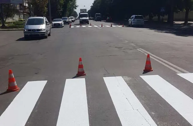 На дорогах у Луцьку наносять розмітку у борг (фото)