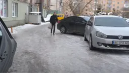 У Луцьку комунальники вважають, що добре посипали тротуари та дороги (відео)