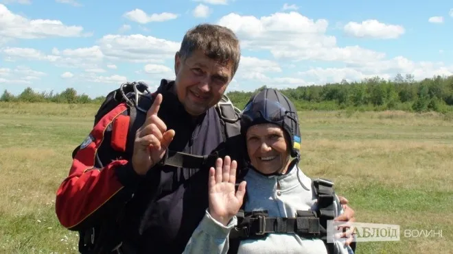 72-річна волинянка стрибнула з парашутом і побила всеукраїнський рекорд (фото)