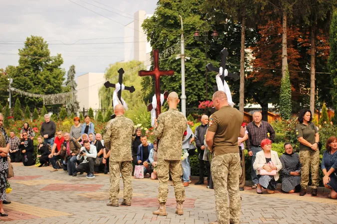 Стільки людей на похоронах давно не було: Луцьк прощався з трьома воїнами (фото, відео)