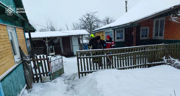 На Волині рятувальники деблокували людину з понівеченого авто та везли медиків крізь замети