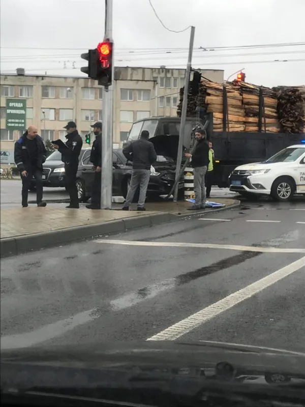 ДТП у Луцьку за участі лісовоза: рух транспорту – ускладнений (ФОТО)
