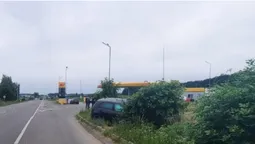 Біля АЗС під Луцьком зіткнулися BMW та Volkswagen (фото)