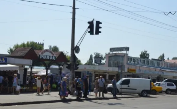У Луцьку біля Центрального ринку ліквідують зупинки