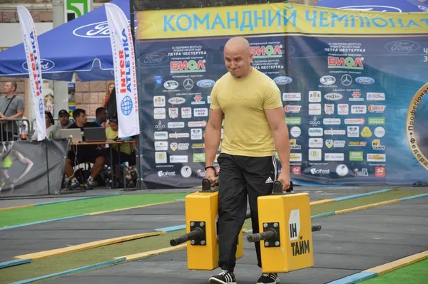 Легші валізки попробували учасники конкурсу серед містян 