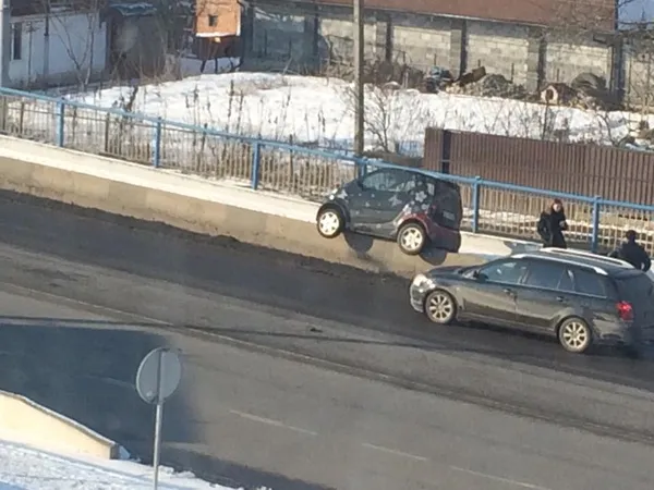 У Луцьку Smart залетів на відбійник (фото, відео)