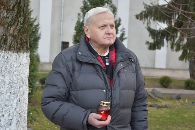 Пам'ятаємо: Луцьк вшанував жертв Голодоморів (фото)