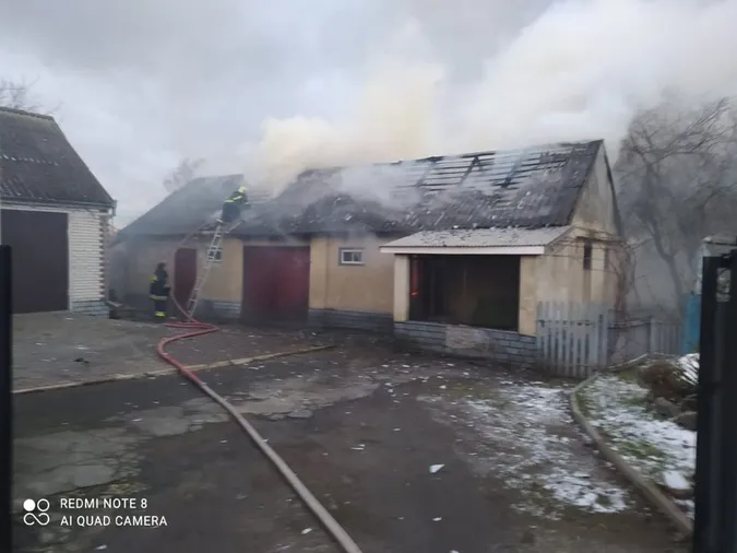 На Володимирщині рятувальники загасили пожежу та відкачали воду з затоплених дворів (фото)
