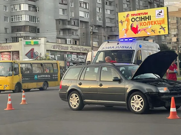 У Луцьку мотоцикл зіткнувся з легковиком (фото, відео)