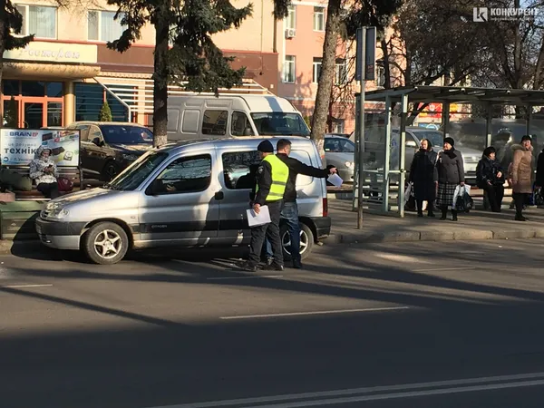 У центрі Луцька – аварія за участю маршрутки (фото)