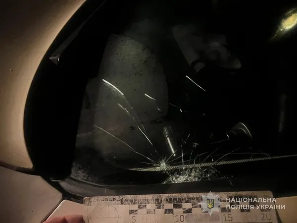 На Волині п'яний чоловік на електровелосипеді врізався в «Опель»: винуватець у лікарні (фото)