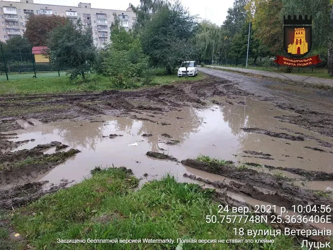 У Луцьку будівельники знищили зелену зону (фото, відео)