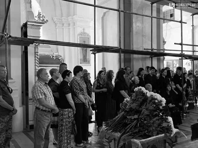 Сльози і квіти: у Луцьку прощаються з загиблим на війні екснардепом Сергієм Слабенком (фото)