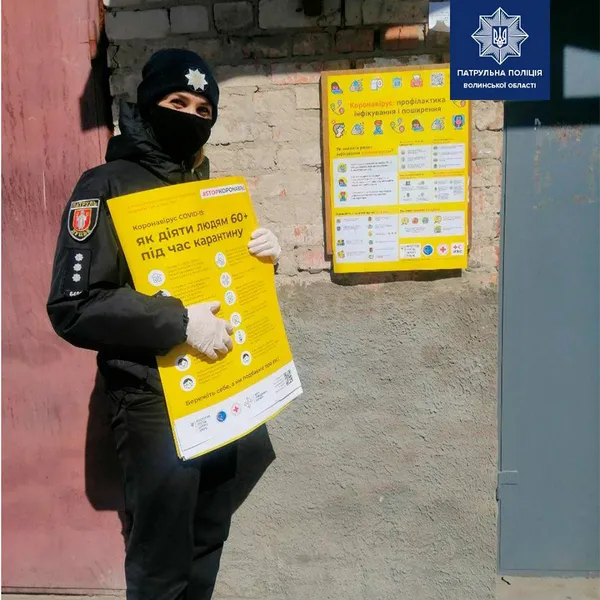 На будинках у Луцьку розмістили інформаційні листівки про коронавірус (фото)